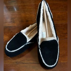 Brand New UGG size 10 women’s slipper Hailey black